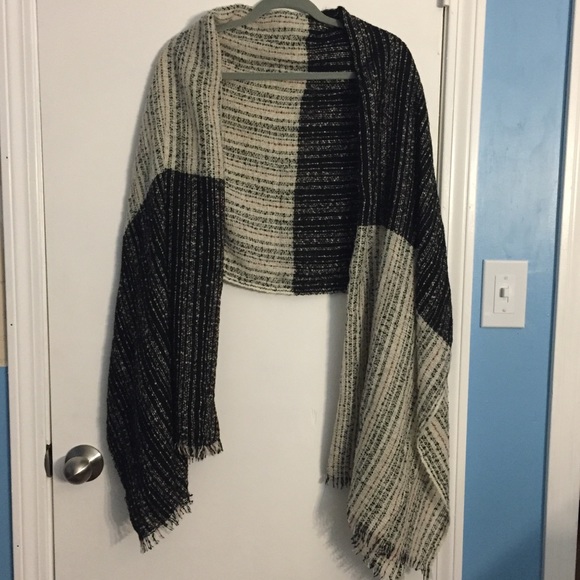Steve Madden Accessories - NWOT Blanket Scarf Black/Red/Cream